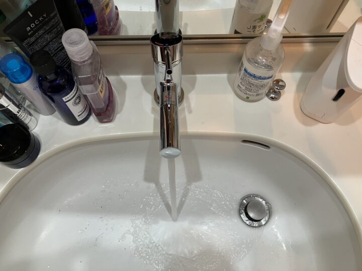 施工後。縦型シリンダーデザインの新型シングルレバー水栓に交換され、通水確認済み。