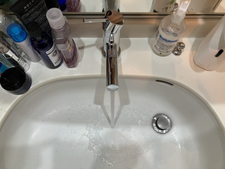 施工後・別アングル。水栓から水が正常に流れている状態を確認。