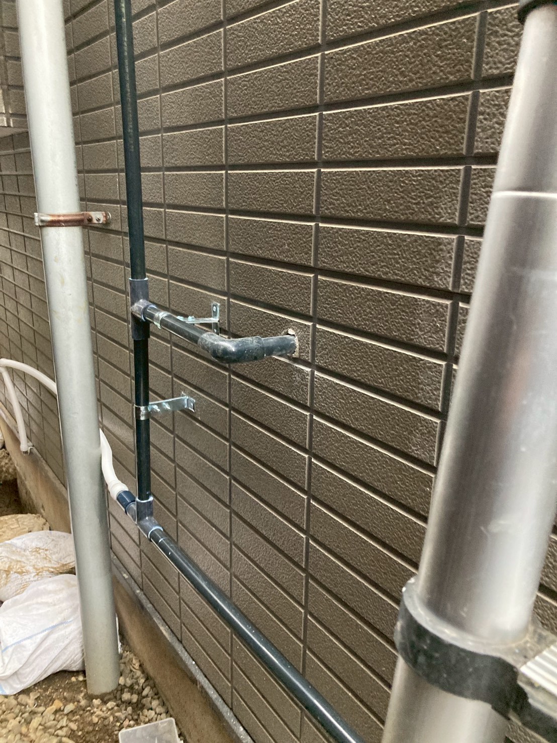 分岐接続部分のアップ。黒い内管にエルボ継手を使って接続している