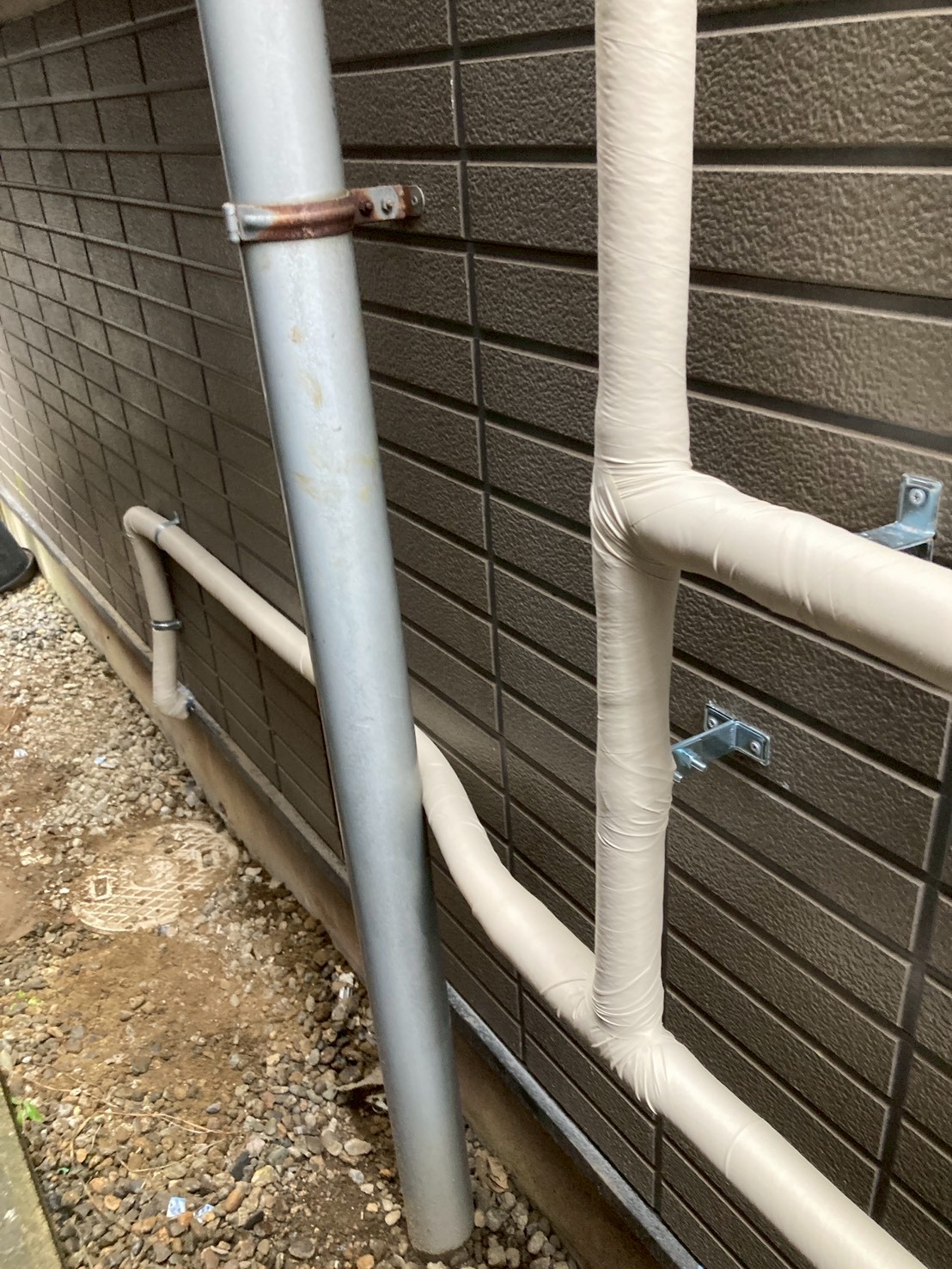 新旧配管の接続ジョイント部分。新規配管は保温材で被覆されブラケット固定されている