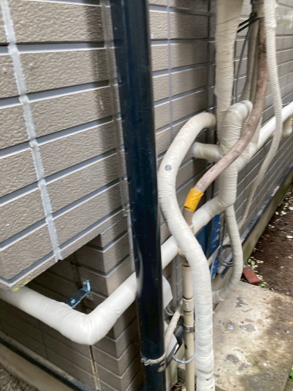 給湯器下部の配管引き出し部。新旧配管の接続ジョイント部が複数確認できる