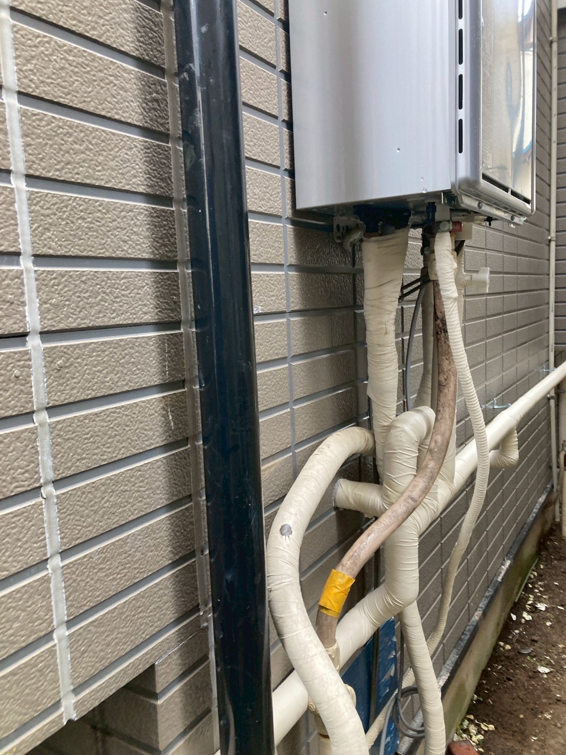 給湯器本体と接続配管のアップ。新規配管への切り替え後の状態