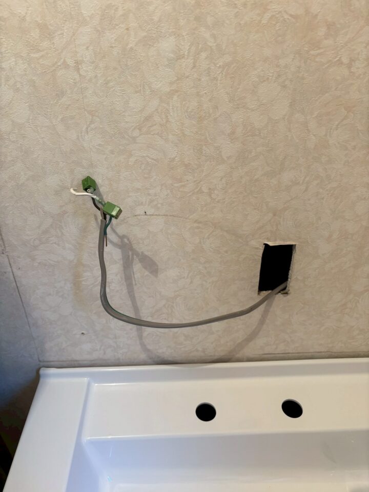 電気配線の引き出し作業