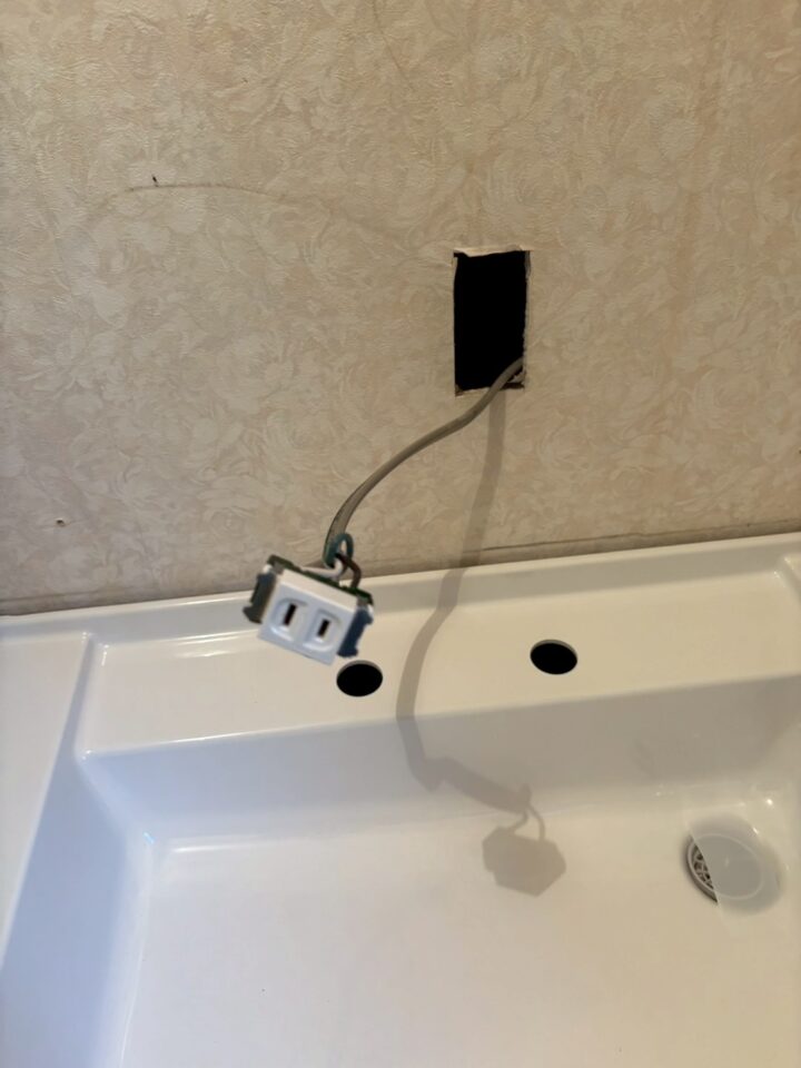 コンセント部品の取り付け作業