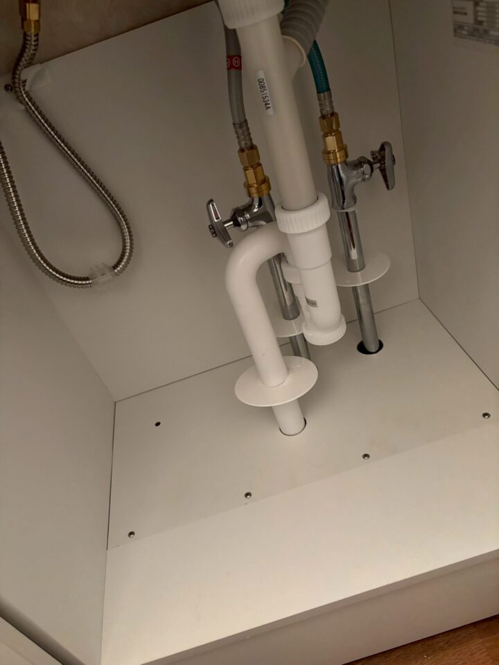 下部収納内の配管接続（施工後）