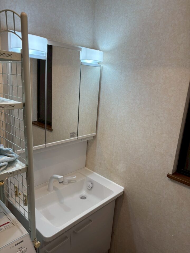 施工後の洗面化粧台（正面）