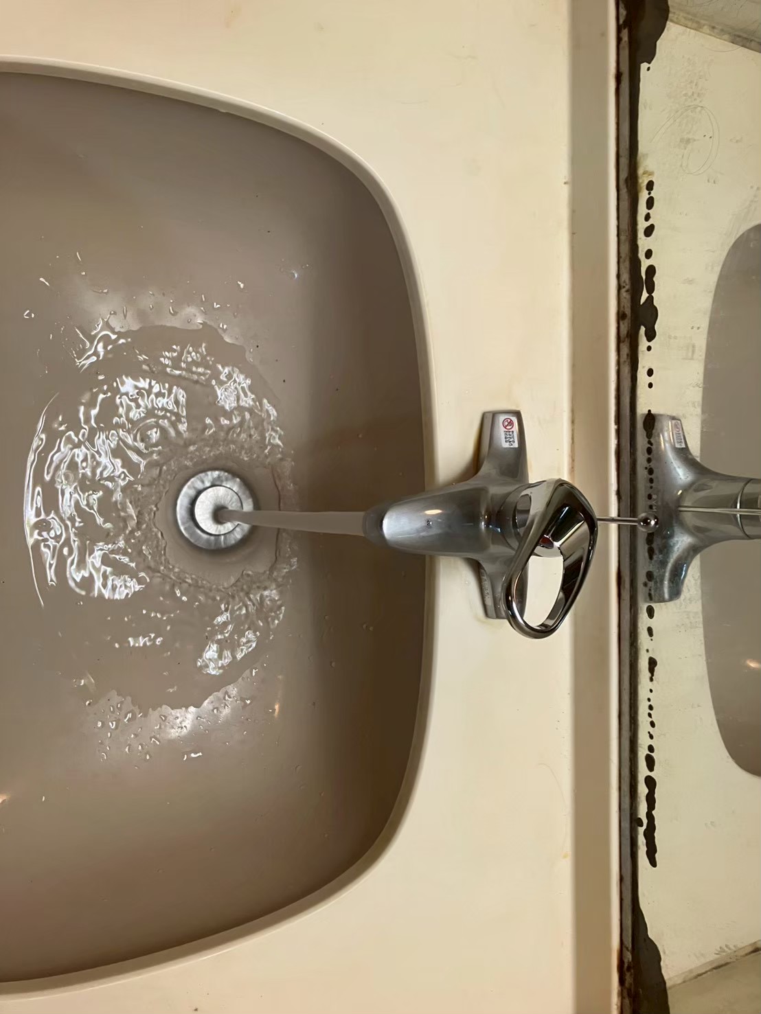 施工完了後の洗面台。新しいシングルレバー混合水栓に交換され、水漏れが解消した状態