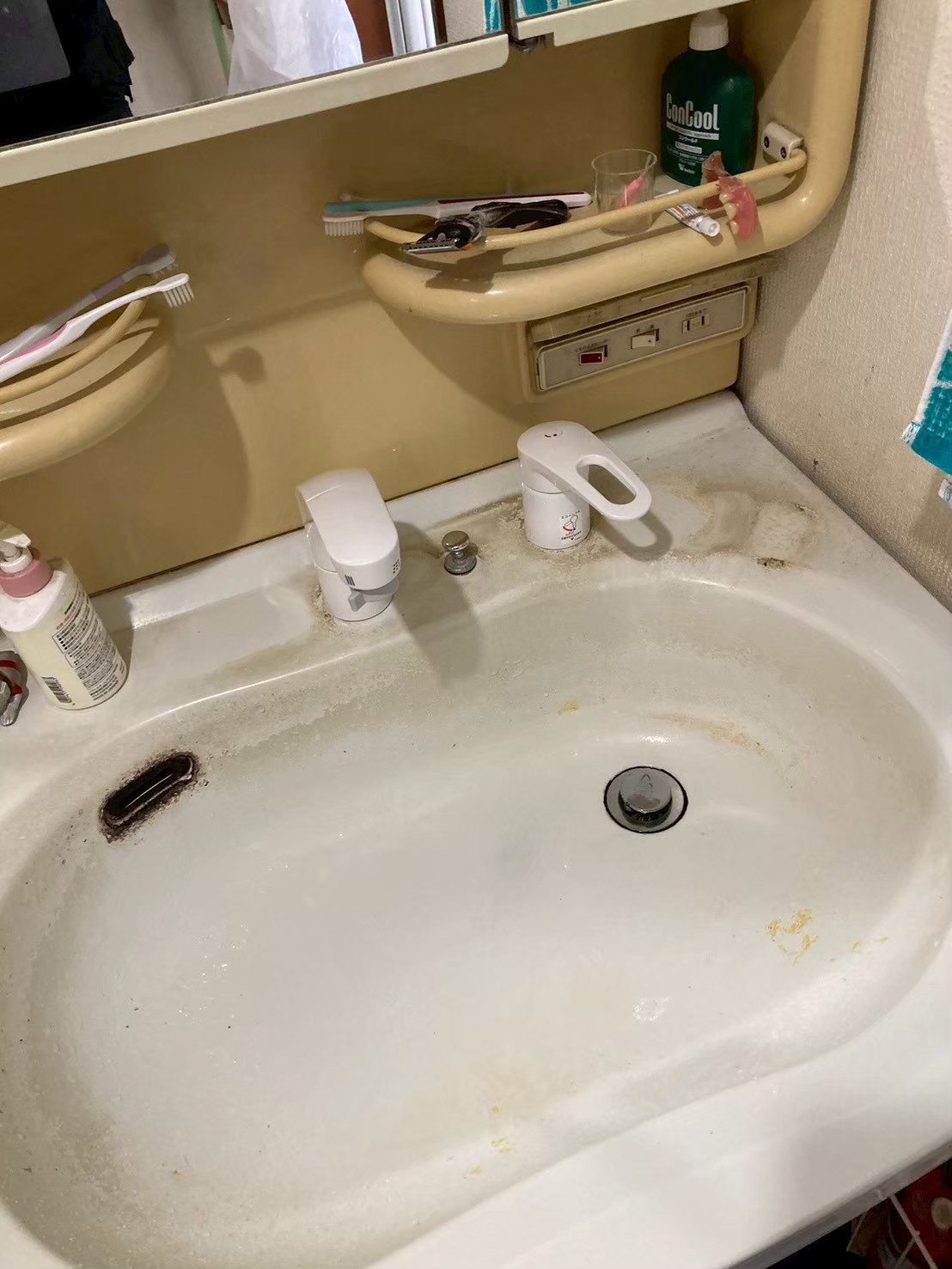 施工完了後の洗面台上面。白いシングルレバー混合洗面水栓が清潔感よく設置されている