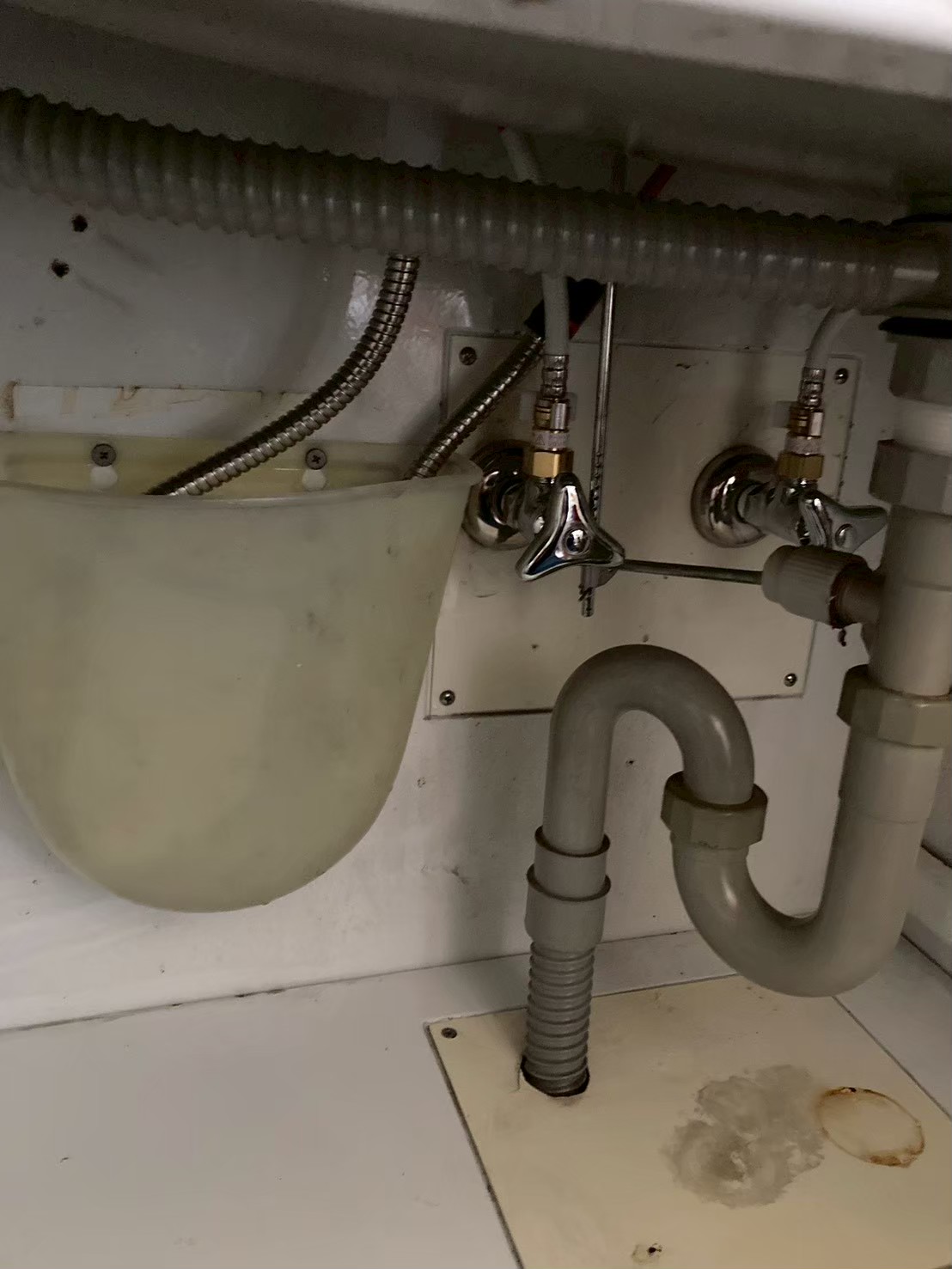 施工後のキャビネット内部。新しい止水栓2本とフレキ管が整然と接続されている