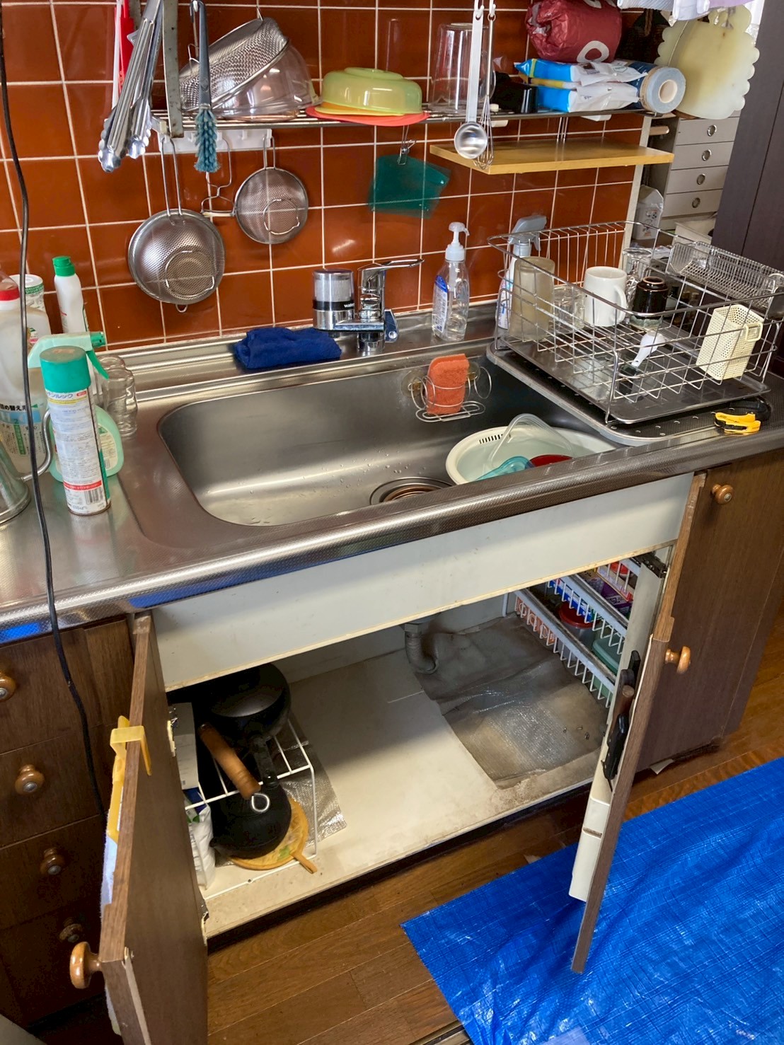 キッチンシンク下扉を開けた状態。配管まわりに水浸入の痕跡あり