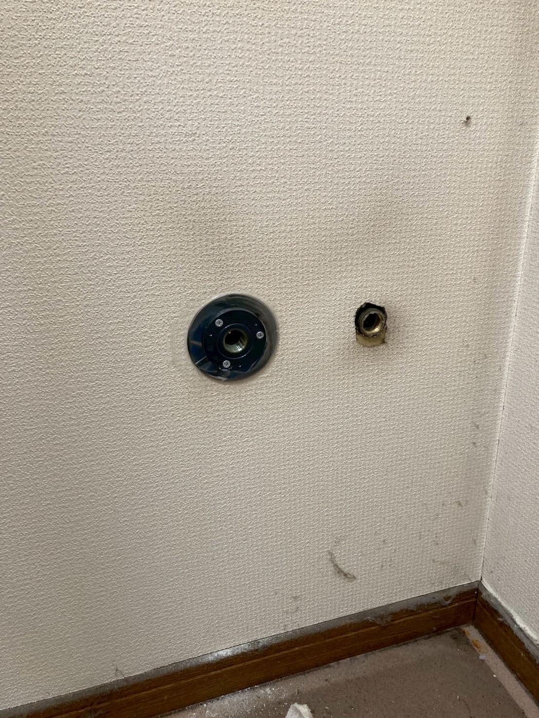 洗濯機水栓の新規壁出し穴（左：パイプサポート付き新規穴、右：旧穴）