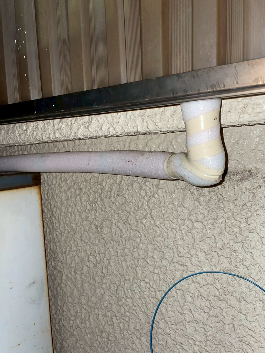 軒先付近の配管のアップ。保温材を二重に巻いて丁寧に被覆している状態