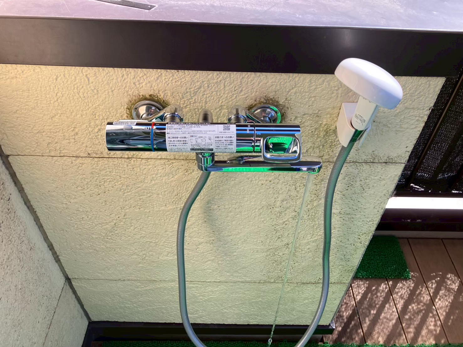 新品サーモスタット混合水栓の取り付け完了後。シャワーホースとシャワーヘッドも新品に交換済み