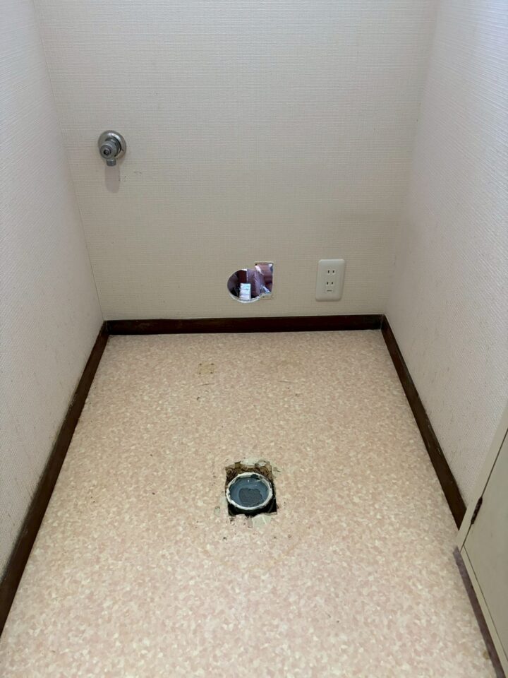 床のフランジ（排水口）が露出した状態