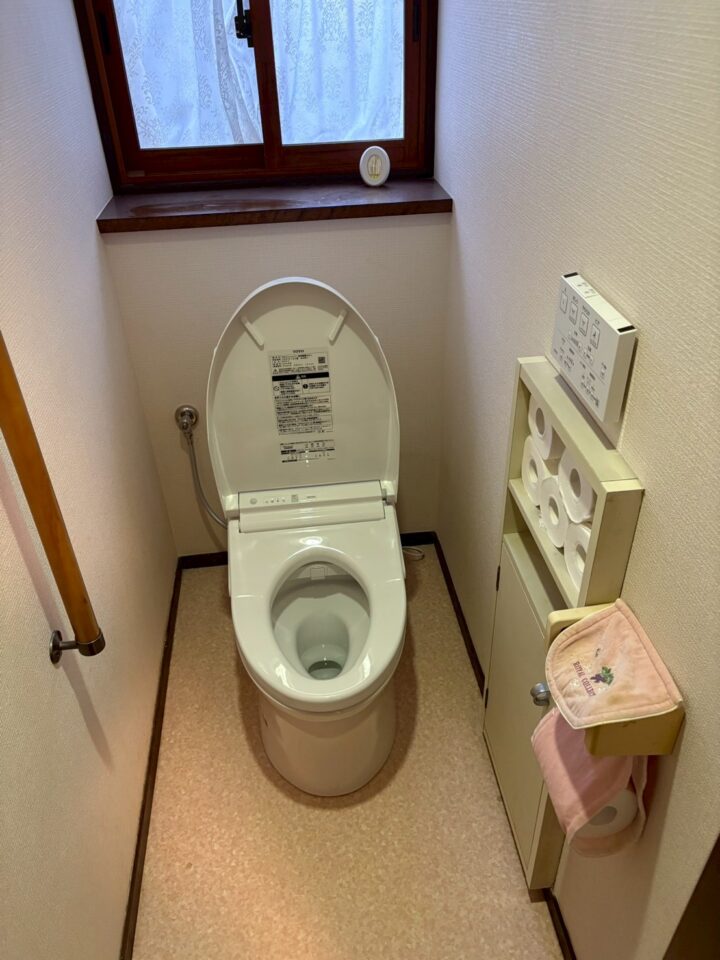 室内アフター。TOTO製ウォシュレット一体形便器が設置完了