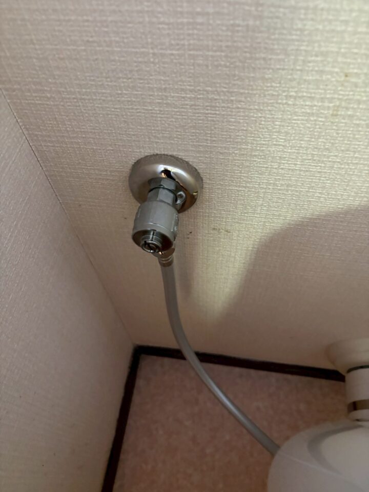 新品の止水栓（アングル止水栓）と接続ホース