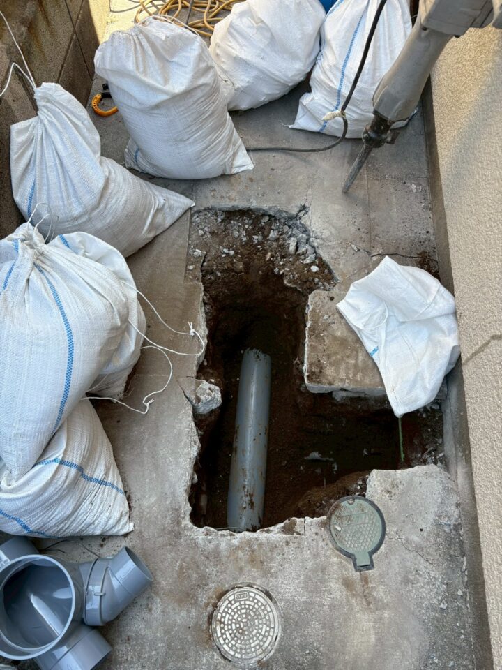 屋外コンクリートを破砕・掘削した状態