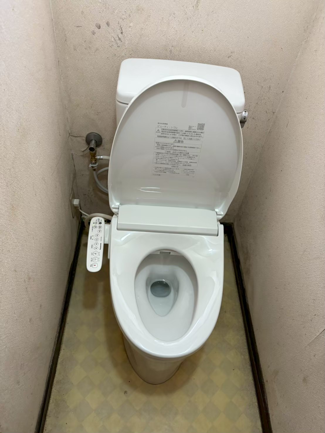 新しいLIXIL製ビューティ・トワレの設置完了。タンク付き一体型ウォシュレットが清潔感よく設置されている