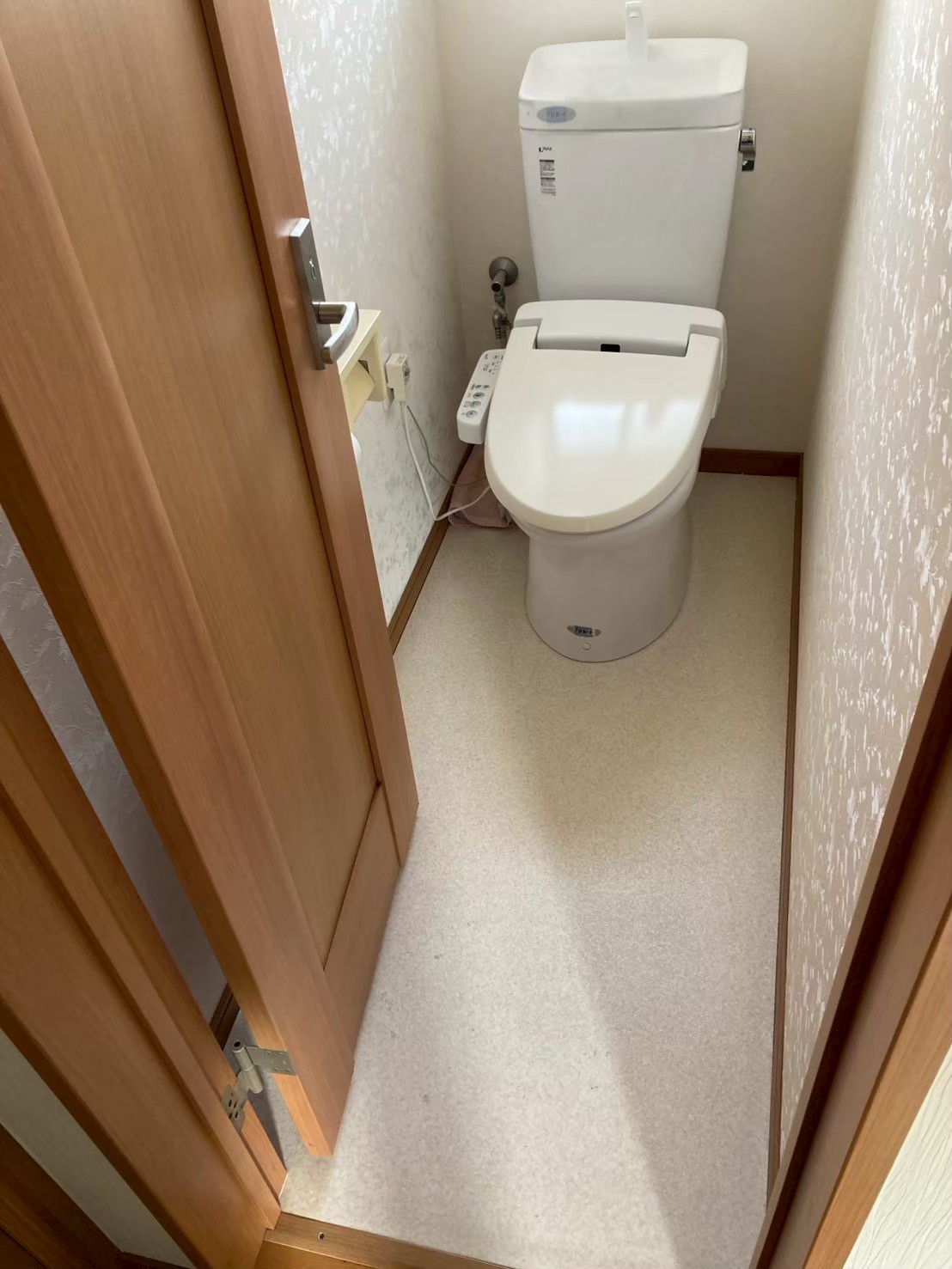 千葉市花見川区K様宅の1Fトイレ。既存のLIXIL製ウォシュレット一体型トイレ。タンク下からの水漏れが発生していた施工前の状態