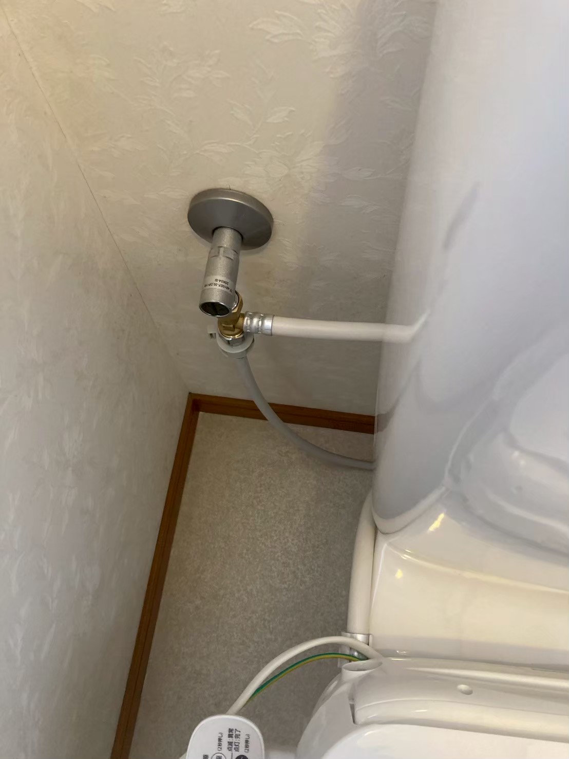新しいPanasonic製トイレの止水栓と給水管接続部の拡大。新品のフレキ管と止水栓が設置されており、接続部の水漏れ対策が施されている