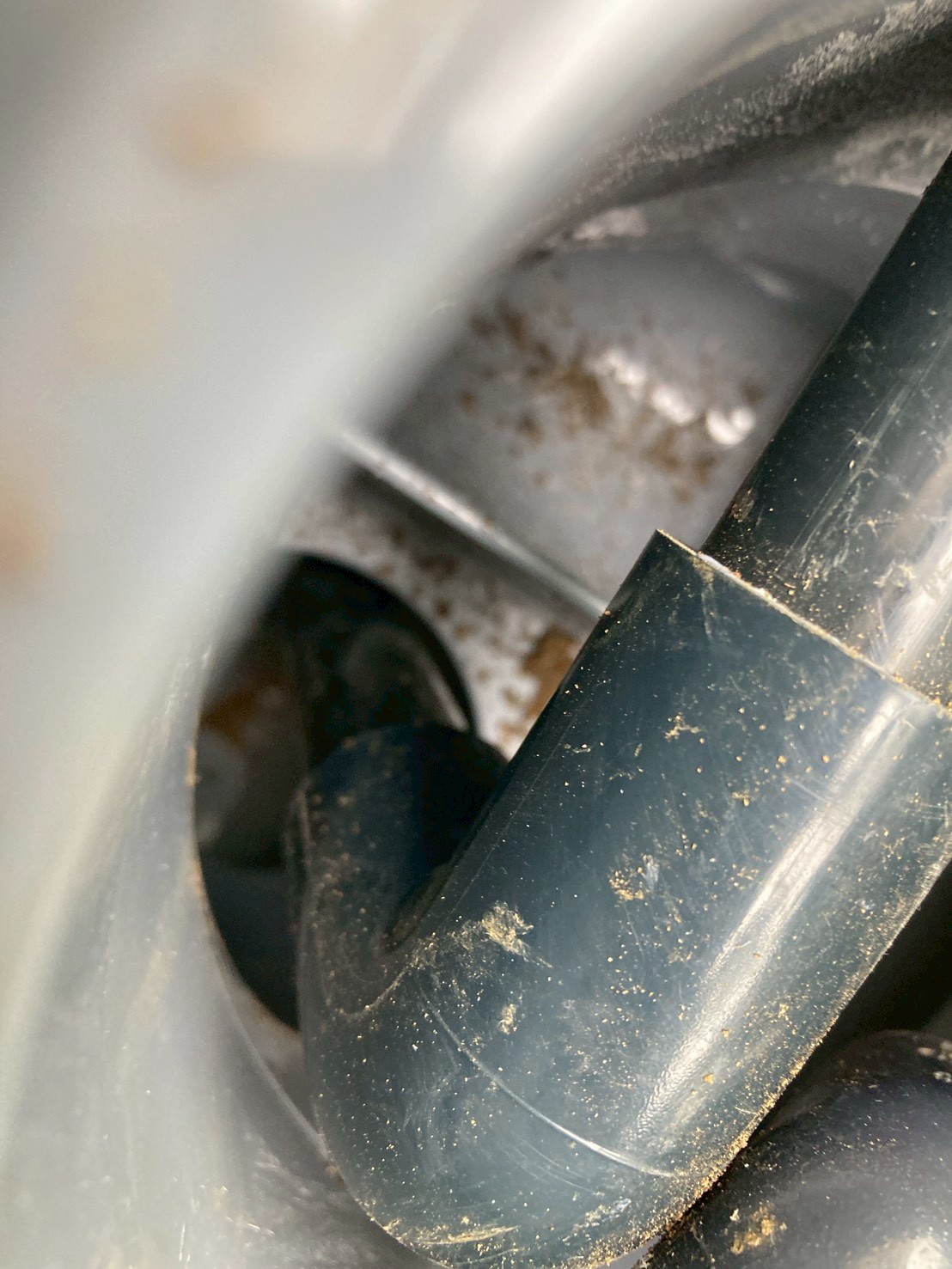 地中から掘り出した古い鋳鉄製排水管の内部断面。錆とスケールが大量に堆積し流路がほぼ塞がっている状態