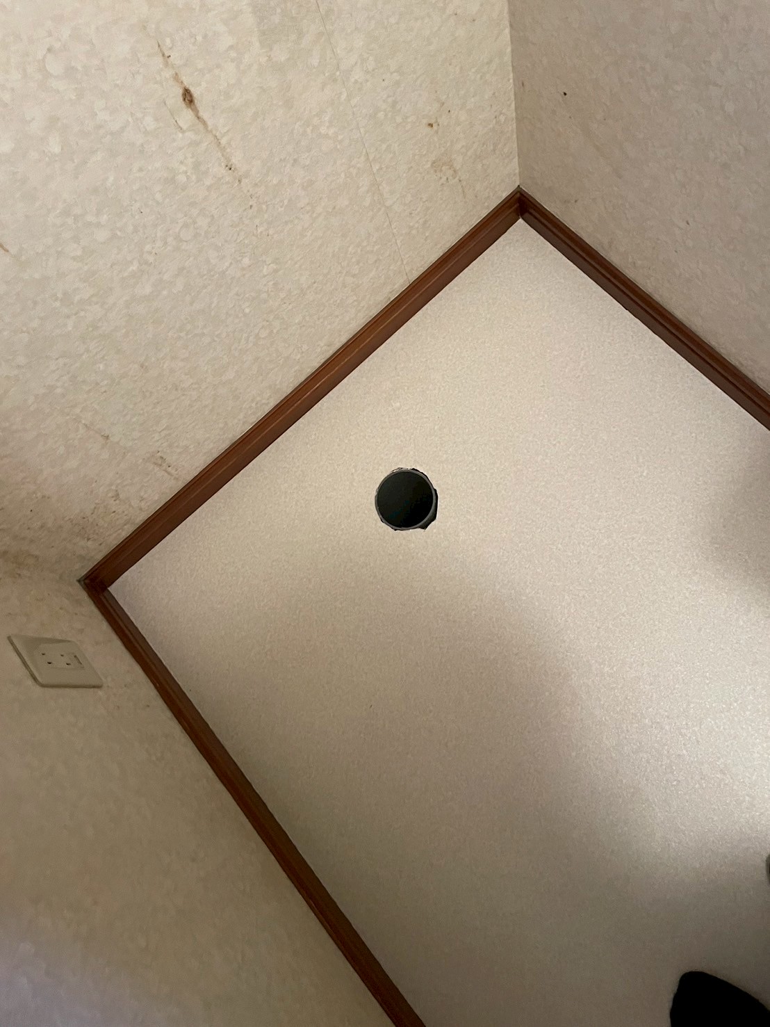 新しいクッションフロアの張り替えが完了したトイレ室の全体。白系の清潔感ある床面に仕上がり、便器設置前の状態