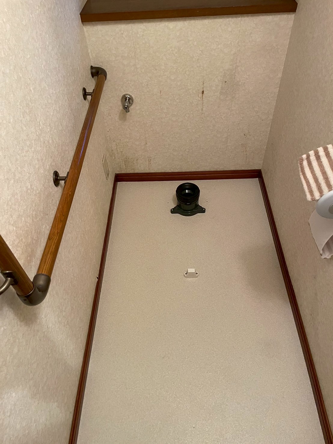 新CF施工完了後・便器設置直前の状態。新しい排水フランジ座が設置されており、トイレ設置の準備が整っている