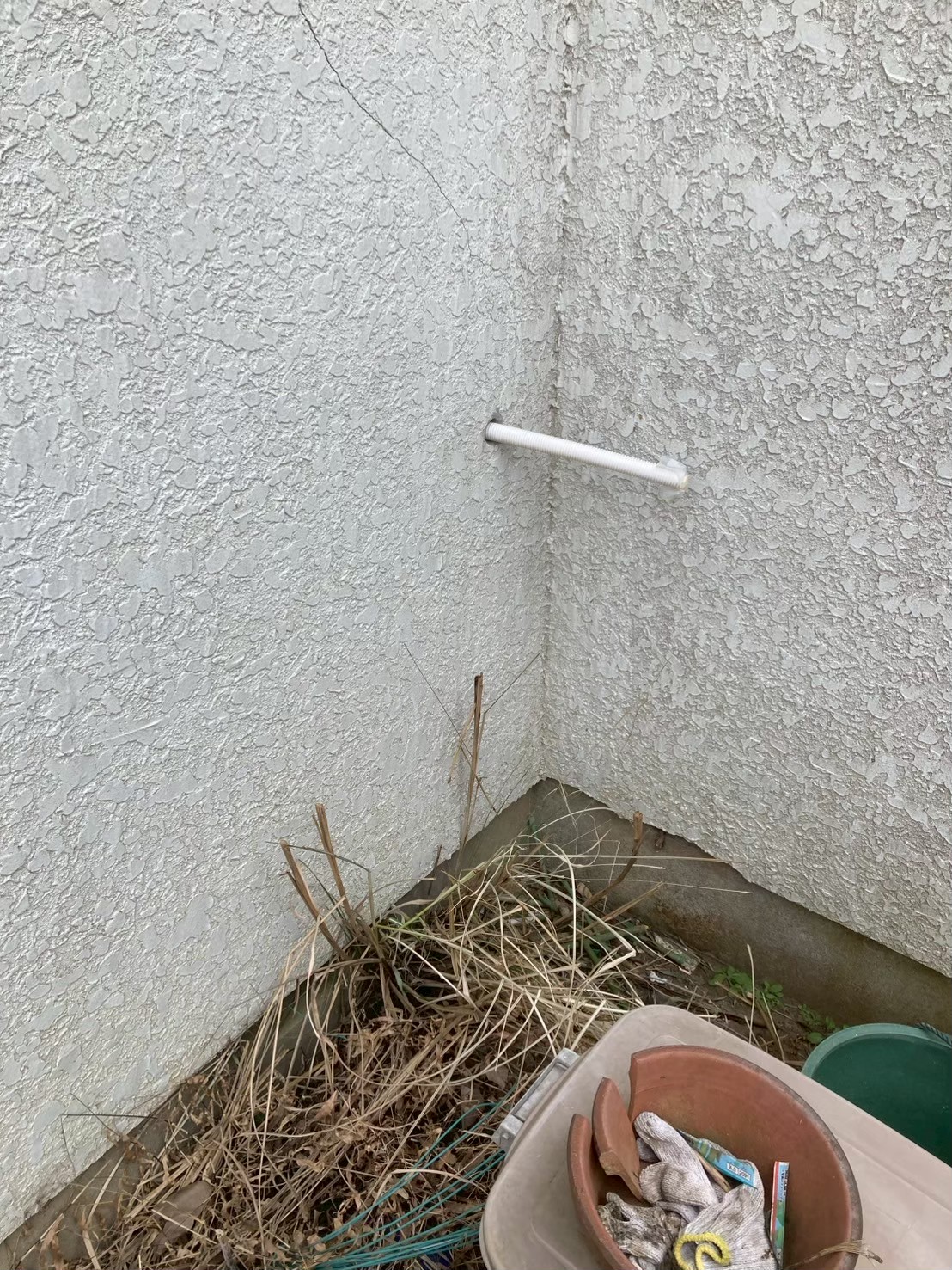 外壁に開けた給水管引き込み用の穴。新規配管を通すために穿孔した状態