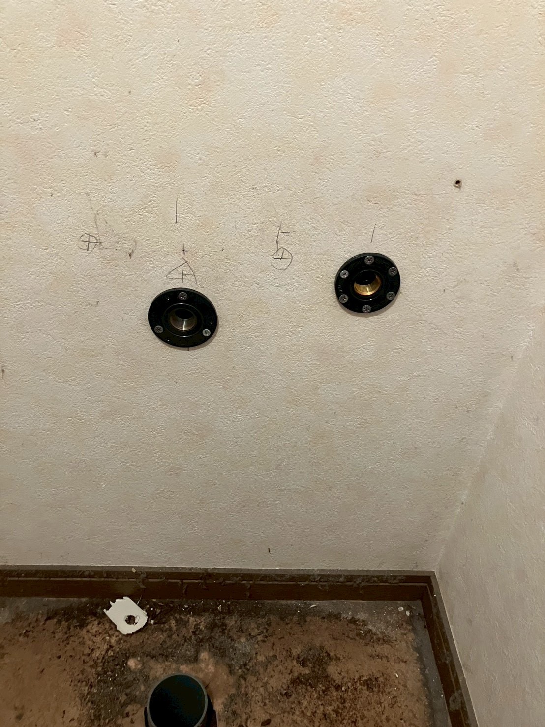 壁に新規の給水・給湯バルブソケット2個が取り付けられた状態